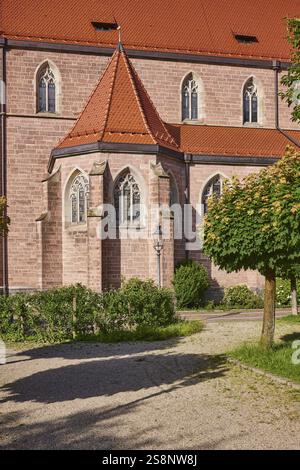 Église de Nicolas, façade, fenêtres, toits de tuiles rouges, arbres, verdure, lumière du soleil, éclairage latéral, Shadow, Am Kirchplatz, Kappelrodeck, Black F Banque D'Images