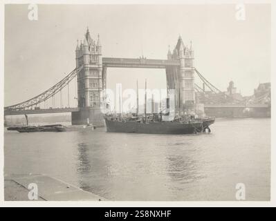 Le Tower Bridge. Ouvert depuis les Tower Gardens, alors que le bateau navigue sous les voiles. Londres, Royaume-Uni. Photographie d'archive, Londres, Angleterre, crédit : Sir William Dixson, vers 1907 Banque D'Images