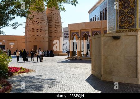 Doha, Qatar - 4 janvier 2025 : les visiteurs explorent la beauté architecturale du village culturel Katara, avec ses bâtiments traditionnels qatariens et modernes Banque D'Images