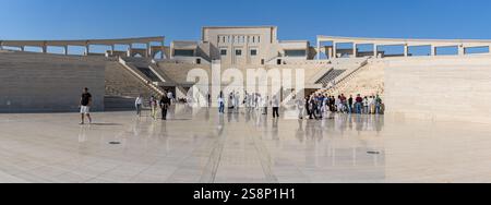 Doha, Qatar - 4 janvier 2025 : une vue panoramique de l'amphithéâtre dans le village culturel de Katara, animée par des visiteurs appréciant la culture et l'archi Banque D'Images