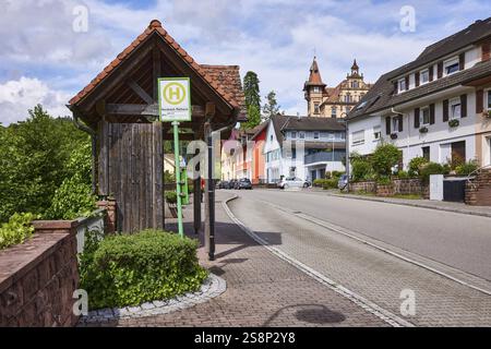 Arrêt de bus Nordrach Rathaus, abri de bus, appartements, Haus équipés Georg, Im Dorf Street, Nordrach, Forêt Noire, Ortenaukreis, Bade-Wuertemberg, GE Banque D'Images