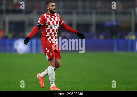 Milan, Italie. 22 janvier 2025. David Lopez du Girona FC fait des gestes lors du match de football de l'UEFA Champions League entre l'AC Milan et le Girona FC au Stadio Giuseppe Meazza le 22 janvier 2025 à Milan, Italie . Crédit : Marco Canoniero/Alamy Live News Banque D'Images