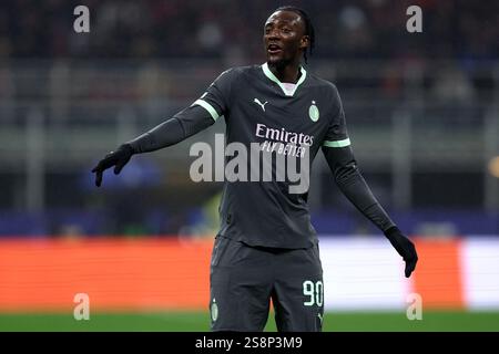 Milan, Italie. 22 janvier 2025. Tammy Abraham de l'AC Milan fait un geste lors du match de football de l'UEFA Champions League entre l'AC Milan et le Girona FC au Stadio Giuseppe Meazza le 22 janvier 2025 à Milan, Italie . Crédit : Marco Canoniero/Alamy Live News Banque D'Images