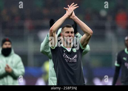 Milan, Italie. 22 janvier 2025. Strahinja Pavlovic de l'AC Milan célèbre la fin du match de football de l'UEFA Champions League entre l'AC Milan et le Girona FC au Stadio Giuseppe Meazza le 22 janvier 2025 à Milan, Italie . Crédit : Marco Canoniero/Alamy Live News Banque D'Images