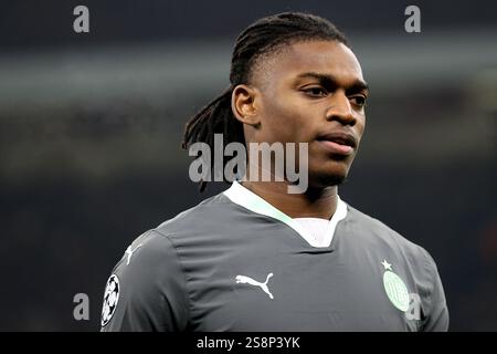 Rafael Leao de l'AC Milan regarde le match de football de l'UEFA Champions League entre l'AC Milan et le Girona FC au Stadio Giuseppe Meazza le 22 janvier 2025 à Milan, Italie . Banque D'Images