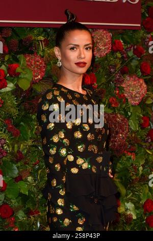 Gugu Mbatha-Raw assiste à la 65e soirée Standard Theatre Awards au London Coliseum, Londres, Angleterre. 24 novembre 2019. (USAGE ÉDITORIAL EXCLUSIF - LES PHOTOGRAPHIES SONT À USAGE ÉDITORIAL EN RELATION AVEC L'ÉVÉNEMENT INDIQUÉ UNIQUEMENT) Banque D'Images
