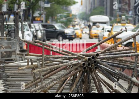 Une image de construction d'éléments en acier dans la rue de New York Banque D'Images