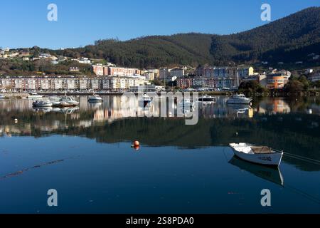 VIVEIRO, ESPAGNE - 17 DÉCEMBRE 2021 : vue sur le beau village de Viveiro reflété sur l'estuaire par une journée ensoleillée, province de Lugo, Galice, Espagne. Banque D'Images