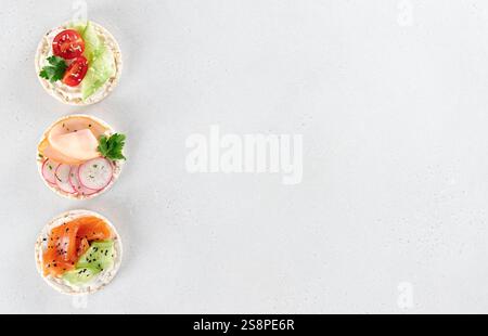 Set gâteaux de riz, sandwichs avec légumes frais, saumon, jambon, protéines. Des collations diététiques saines, à faible teneur en calories. Copier l'espace. Banque D'Images