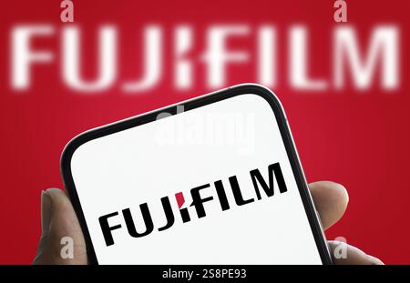 Le logo Fujifilm est affiché sur le smartphone. Fujifilm Holdings Corporation est un conglomérat multinational japonais Banque D'Images