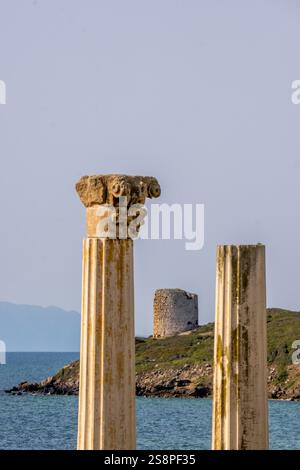 Péninsule de Sinis et ruines historiques et colonnes, zone Archeologica di Tharros Musée archéologique, Tharros, Europe, Province d'Oristano, Italie Banque D'Images