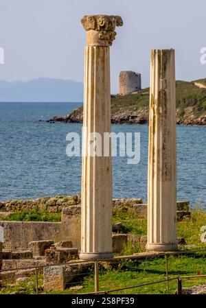 Péninsule de Sinis et ruines historiques et colonnes, zone Archeologica di Tharros Musée archéologique, Tharros, Europe, Province d'Oristano, Italie Banque D'Images
