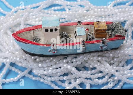 Modèle de l'ancien bateau à voile placé sur fond rose. Tir horizontal Banque D'Images