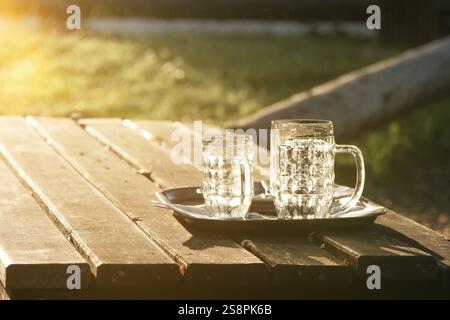 Une image de cruches en verre vides au coucher du soleil Banque D'Images