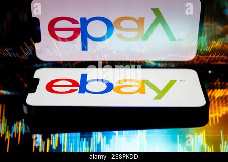 Dans cette illustration photo, le logo Ebay vu affiché sur un smartphone. Banque D'Images