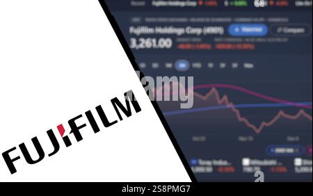 Le logo Fujifilm est affiché sur le smartphone. Fujifilm Holdings Corporation est un conglomérat multinational japonais Banque D'Images