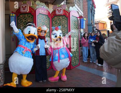 Pékin, Chine. 22 janvier 2025. Les touristes posent pour des photos au Shanghai Disney Resort de Shanghai de l'est de la Chine, 22 janvier 2025. Alors que le nouvel an chinois 2025 tombera le 29 janvier, l’excitation est palpable partout en Chine. Les Chinois se plongent dans les coutumes traditionnelles et participent aux festivités. Le nouvel an chinois, ou la fête du printemps, tombe mercredi prochain, marquant le début de l'année du serpent. Crédit : Liu Ying/Xinhua/Alamy Live News Banque D'Images