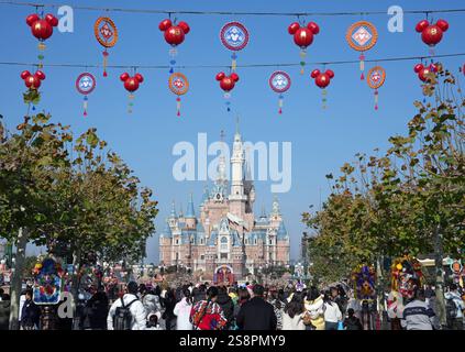 Pékin, Chine. 22 janvier 2025. Cette photo prise le 22 janvier 2025 montre des lanternes en forme de tête de Mickey au Shanghai Disney Resort de Shanghai dans l'est de la Chine Shanghai. Alors que le nouvel an chinois 2025 tombera le 29 janvier, l’excitation est palpable partout en Chine. Les Chinois se plongent dans les coutumes traditionnelles et participent aux festivités. Le nouvel an chinois, ou la fête du printemps, tombe mercredi prochain, marquant le début de l'année du serpent. Crédit : Liu Ying/Xinhua/Alamy Live News Banque D'Images