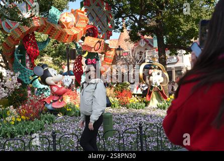 Pékin, Chine. 22 janvier 2025. Un touriste pose pour des photos devant une installation décorative du Festival du printemps au Shanghai Disney Resort de Shanghai, dans l'est de la Chine, le 22 janvier 2025. Alors que le nouvel an chinois 2025 tombera le 29 janvier, l’excitation est palpable partout en Chine. Les Chinois se plongent dans les coutumes traditionnelles et participent aux festivités. Le nouvel an chinois, ou la fête du printemps, tombe mercredi prochain, marquant le début de l'année du serpent. Crédit : Liu Ying/Xinhua/Alamy Live News Banque D'Images