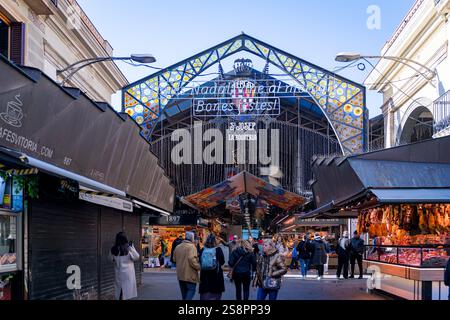 Barcelone, Espagne - 20 janvier 2025 : les gens et les touristes sont vus dans le monument Mercat de Sant Josep de la Boqueria, un célèbre marché historique et tou Banque D'Images