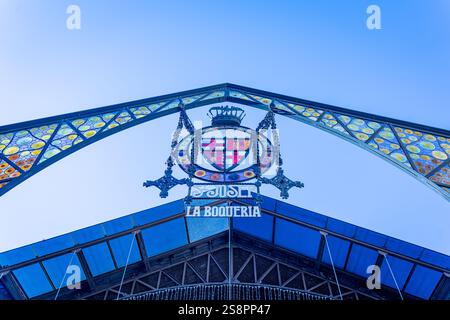 Barcelone, Espagne - 20 janvier 2025 : les gens et les touristes sont vus dans le monument Mercat de Sant Josep de la Boqueria, un célèbre marché historique et tou Banque D'Images