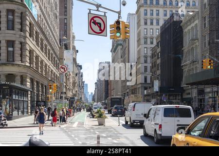 NEW YORK - MAI 2018 - circulation sur la Cinquième Avenue le 23 mai 2018 à Manhattan New York City. Banque D'Images