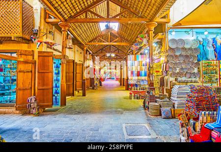 La vieille ruelle du Grand Souq à Deira avec de nombreux magasins de souvenirs, proposant de la vaisselle locale, des parfums, des foulards en cachemire, des tapis, oreillers et autres Banque D'Images