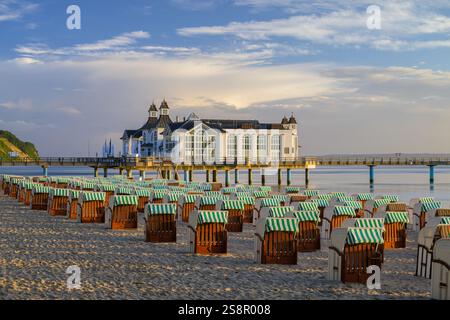 Sellin, Allemagne - 8 juillet 2024 : la jetée de Sellin au lever du soleil en été, ciel nuageux coloré Banque D'Images