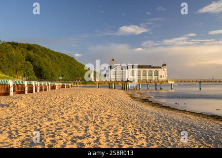 Sellin, Allemagne - 8 juillet 2024 : la jetée de Sellin au lever du soleil en été, ciel nuageux coloré Banque D'Images