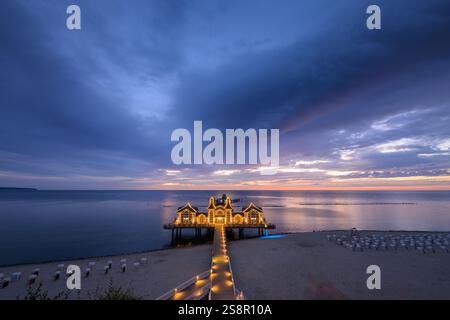 Sellin, Allemagne - 8 juillet 2024 : la jetée de Sellin avant le lever du soleil en été, ciel nuageux coloré, heure bleue Banque D'Images