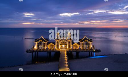 Sellin, Allemagne - 8 juillet 2024 : la jetée de Sellin avant le lever du soleil en été, ciel nuageux coloré, heure bleue Banque D'Images