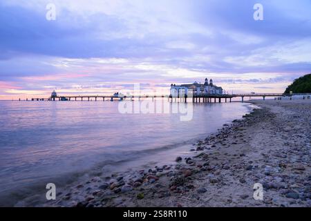 Sellin, Allemagne - 8 juillet 2024 : la jetée de Sellin au lever du soleil en été, ciel nuageux coloré Banque D'Images