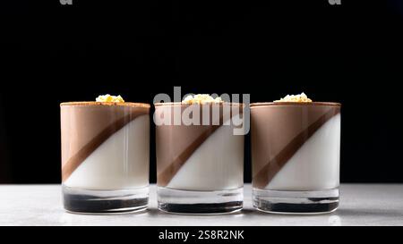 Pudding à la panna cotta au chocolat dans un verre. Délicieux dessert pour les vacances Banque D'Images