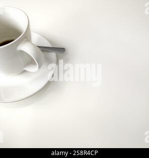 Une image d'une tasse finie de fond blanc de café Banque D'Images
