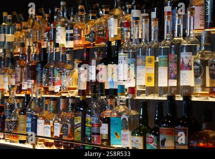 Hambourg, Allemagne. 17 avril 2024. Vue sur les boissons alcoolisées dans un bar dans un hôtel à Hafencity. Crédit : Marcus Brandt/dpa/Alamy Live News Banque D'Images