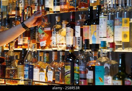 Hambourg, Allemagne. 17 avril 2024. Vue sur les boissons alcoolisées dans un bar dans un hôtel à Hafencity. Crédit : Marcus Brandt/dpa/Alamy Live News Banque D'Images
