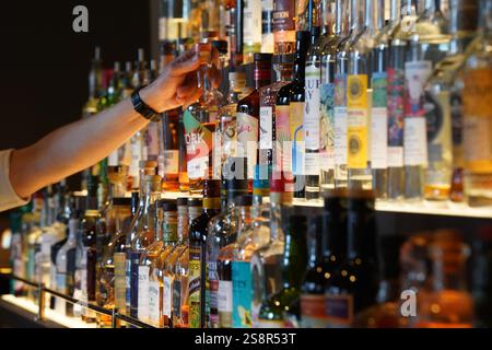 Hambourg, Allemagne. 17 avril 2024. Vue sur les boissons alcoolisées dans un bar dans un hôtel à Hafencity. Crédit : Marcus Brandt/dpa/Alamy Live News Banque D'Images