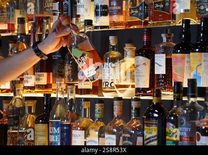 Hambourg, Allemagne. 17 avril 2024. Vue sur les boissons alcoolisées dans un bar dans un hôtel à Hafencity. Crédit : Marcus Brandt/dpa/Alamy Live News Banque D'Images