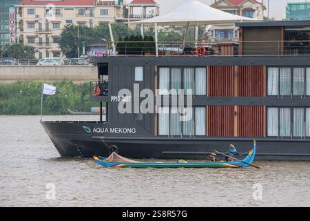 Phnom Penh, Cambodge. 23 janvier 2025 : le bateau de croisière AQUA MEKONG voyage de haut en bas entre le delta du Mékong au Vietnam et le Royaume du Cambodge à travers Tonle SAP. Le GROUPE français PONANT EXPLORATIONS, vient d'acquérir une participation majoritaire dans AQUA EXPEDITIONS, un opérateur de croisières de niche avec une flotte exceptionnelle de 5 petits navires naviguant vers des destinations maritimes et fluviales. PONANT, leader mondial des croisières d’expédition de luxe, fait ainsi son entrée sur le marché des croisières fluviales. Sur le Bas-Mékong, la ligne de croisière affrontera deux autres concurrents français : rivages du monde & CroisiEurope. Crédit : Kevin Izorce/Alamy Live News Banque D'Images