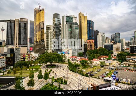 La ligne d'horizon de Kuala Lumpur prise depuis les jardins, TRX The Exchange, Kuala Lumpur, Malaisie Banque D'Images