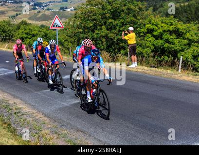 Côte de la Fage, France - 16 juillet 2022 : groupe de cyclistes grimpant une route escarpée sur la Côte de la Fage dans les Cévennes lors de l'étape 14 du Tour Banque D'Images