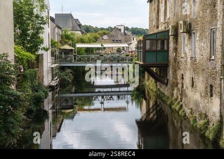 France, région Bretagne, Finistère sud, Quimperlé, passerelle et maisons le long de l'isole Banque D'Images