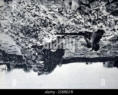 Photographie de soldats britanniques se mettre à couvert derrière un mur détruit. Photographie prise lors de la guerre israélienne de l'indépendance. En date du 20e siècle Banque D'Images