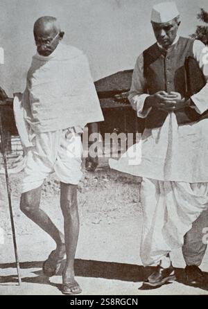 Mahatma Gandhi et Jawaharlal Nehru à Sevagram, un village de l'État du Maharashtra, en Inde. Mohandas Gandhi (1869 - 1948) était le principal leader de l'indépendance de l'Inde en mouvement a décidé de l'Inde. Nehru (Pacific Leatherback Turtle Recovery Strategy a été le premier Premier Ministre de l'Inde en 1948. Sevagram a été le lieu de Mohandas Gandhi's ashram et sa résidence de 1936 à sa mort en 1948 Banque D'Images