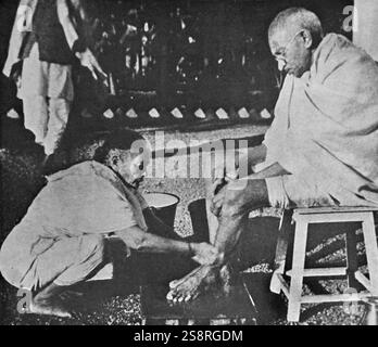 Mahatma Gandhi ayant ses pieds lavés, par son épouse Kasturba, à Sevagram un village de l'État du Maharashtra, en Inde. Sevagram a été le lieu de Mohandas Gandhi's ashram et sa résidence de 1936 à sa mort en 1948 Banque D'Images