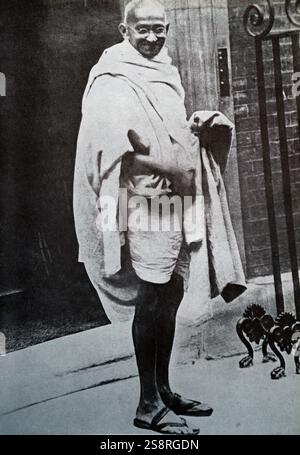 Mahatma Gandhi au numéro 10, Downing Street, Londres après une réunion avec le Premier ministre britannique Ramsay Macdonald. Mohandas Gandhi (1869 - 1948) était le principal leader de l'indépendance de l'Inde en mouvement a décidé de l'Inde Banque D'Images