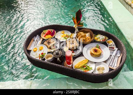 Petit déjeuner flottant dans une piscine Banque D'Images