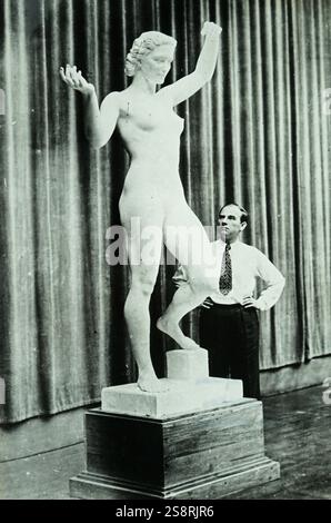 Photo d'Arno Breker (1900 - 1991) architecte et sculpteur allemand connu pour ses travaux publics dans l'Allemagne nazie, visites Paris pendant l'occupation allemande de la France. En date du 20e siècle Banque D'Images
