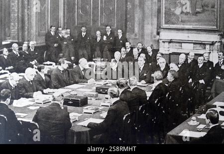 Photographie prise lors de la signature officielle de l'traités de Locarno à Londres où la Première Guerre mondiale des puissances alliées de l'Europe occidentale et les nouveaux états de l'Europe centrale et orientale a cherché à obtenir le règlement territorial d'après-guerre, et de retour de la normalisation des relations avec l'Allemagne défaite. En date du 20e siècle Banque D'Images