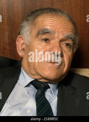 Yitzhak Shamir (1915 – 2012) ; homme politique israélien et septième premier ministre d'Israël, servant deux mandats, 1983–1984 et 1986–1992. Avant la création de l'État d'Israël, Shamir était un dirigeant du groupe militant sioniste Léhi. Après la création de l'État israélien, il a servi au Mossad entre 1955 et 1965 et en tant que membre de la Knesset. Il est le sixième président de la Knesset et ministre des Affaires étrangères Banque D'Images